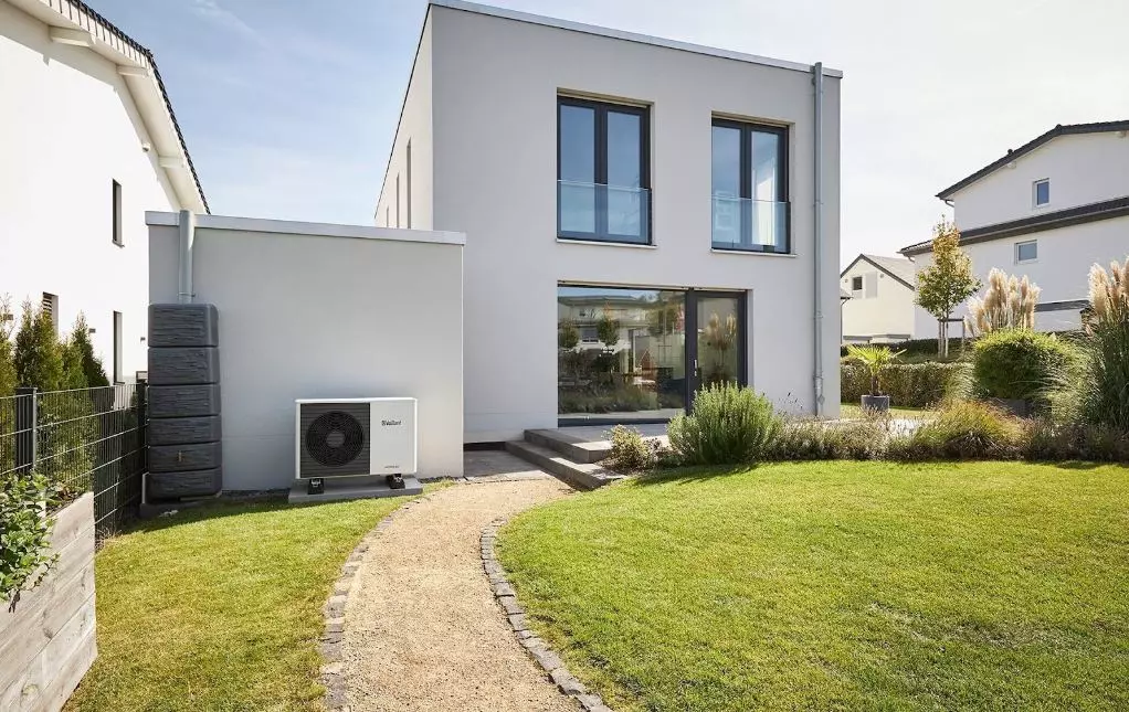 pompa ciepła zainstalowana w ogrodzie